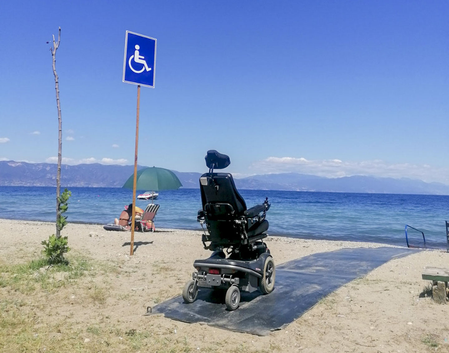 Две плажи на Охридското Езеро од денеска пристапни за лица со посебни потреби
